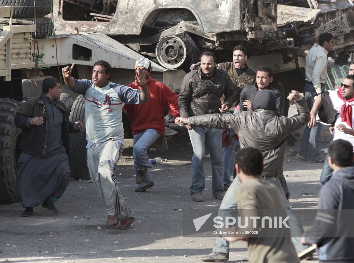 Mubarak supporters, opponents clash in Cairo