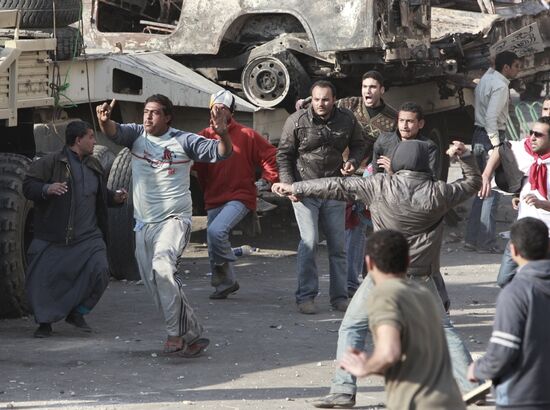 Mubarak supporters, opponents clash in Cairo