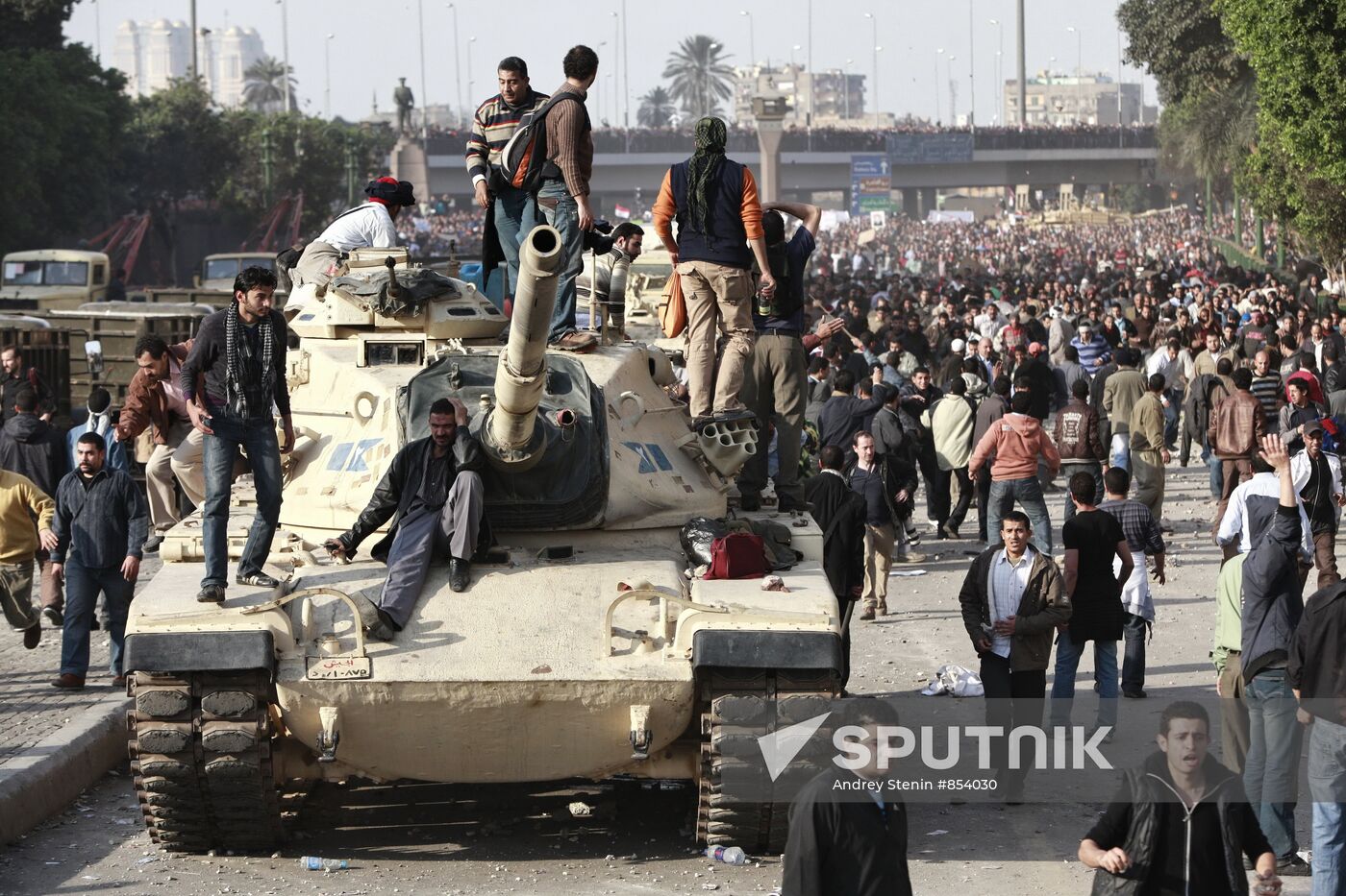 Mubarak supporters, opponents clash in Cairo