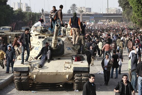 Mubarak supporters, opponents clash in Cairo