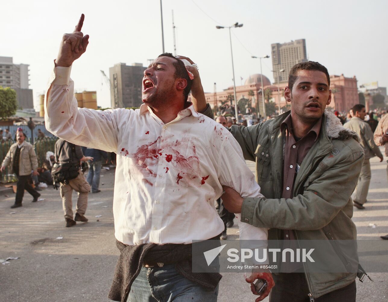 Mubarak supporters, opponents clash in Cairo