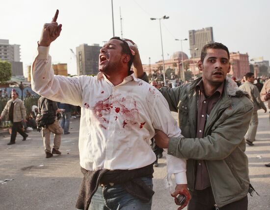 Mubarak supporters, opponents clash in Cairo