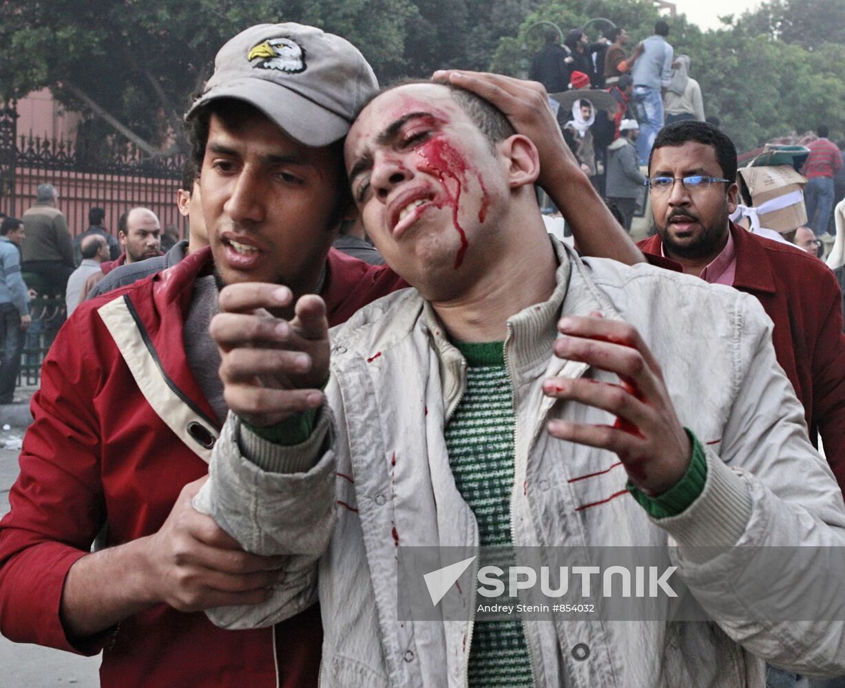 Mubarak supporters, opponents clash in Cairo