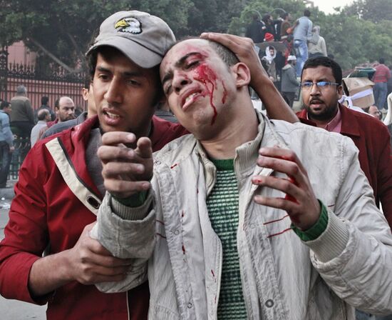 Mubarak supporters, opponents clash in Cairo