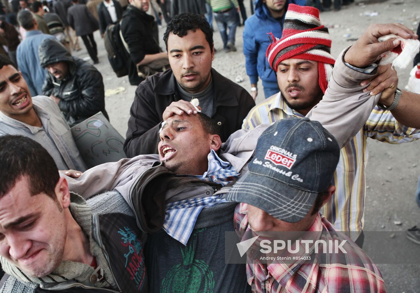 Mubarak supporters, opponents clash in Cairo