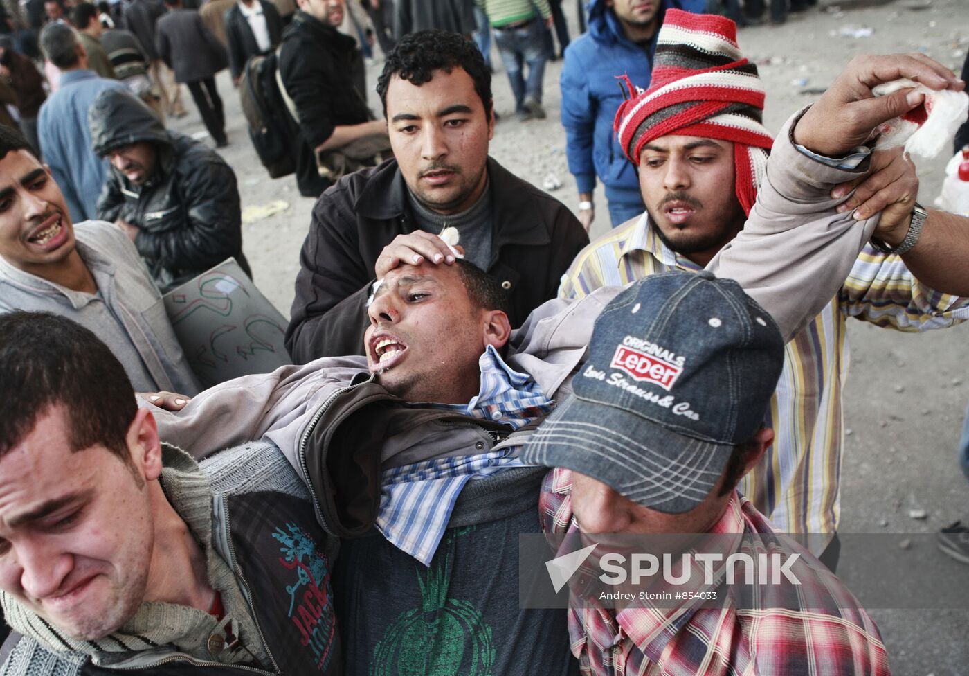 Mubarak supporters, opponents clash in Cairo