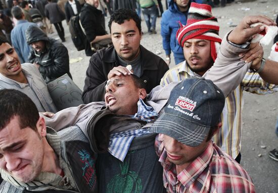 Mubarak supporters, opponents clash in Cairo