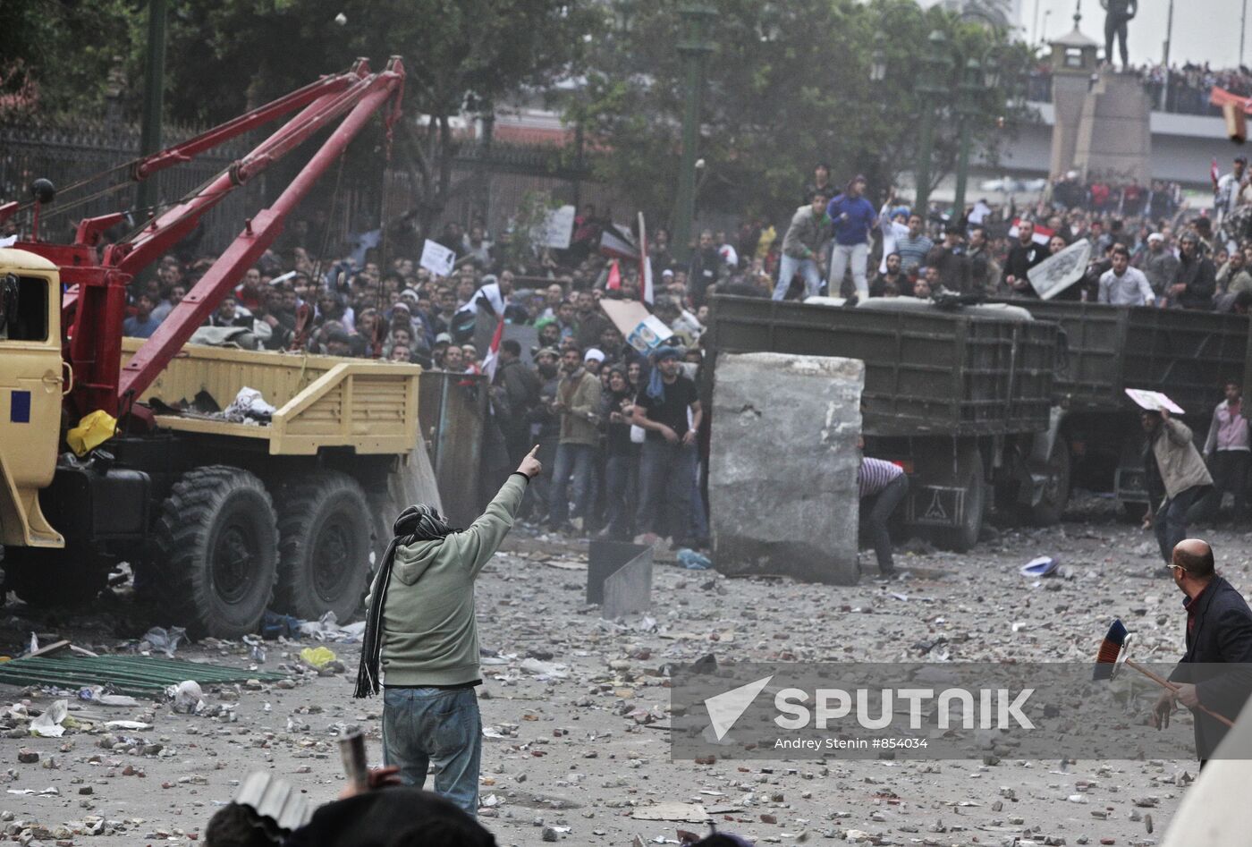 Mubarak supporters, opponents clash in Cairo