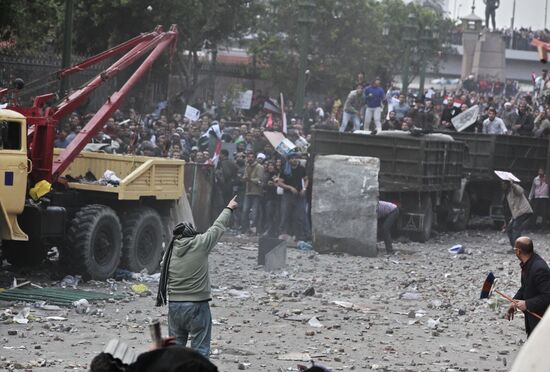 Mubarak supporters, opponents clash in Cairo