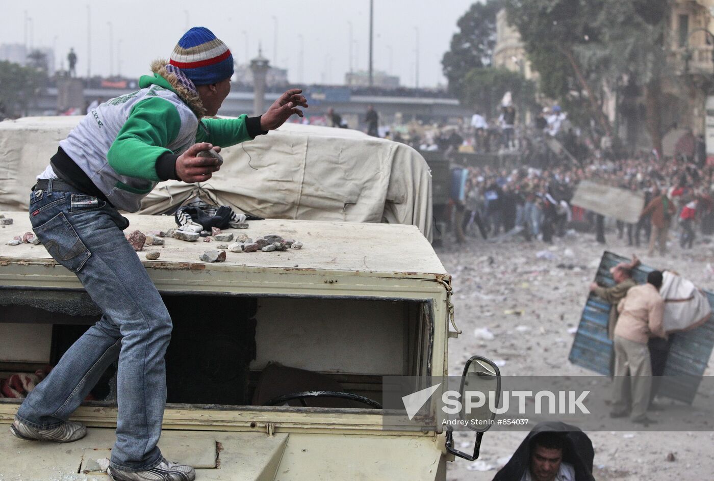Mubarak supporters, opponents clash in Cairo