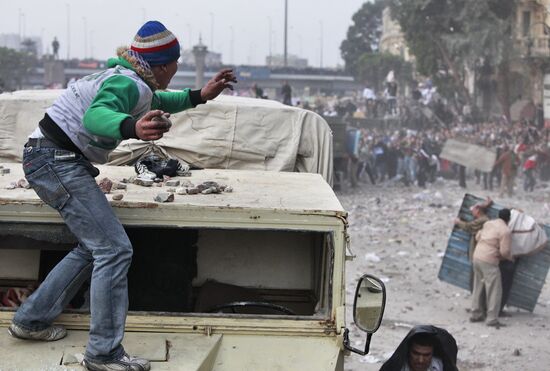 Mubarak supporters, opponents clash in Cairo