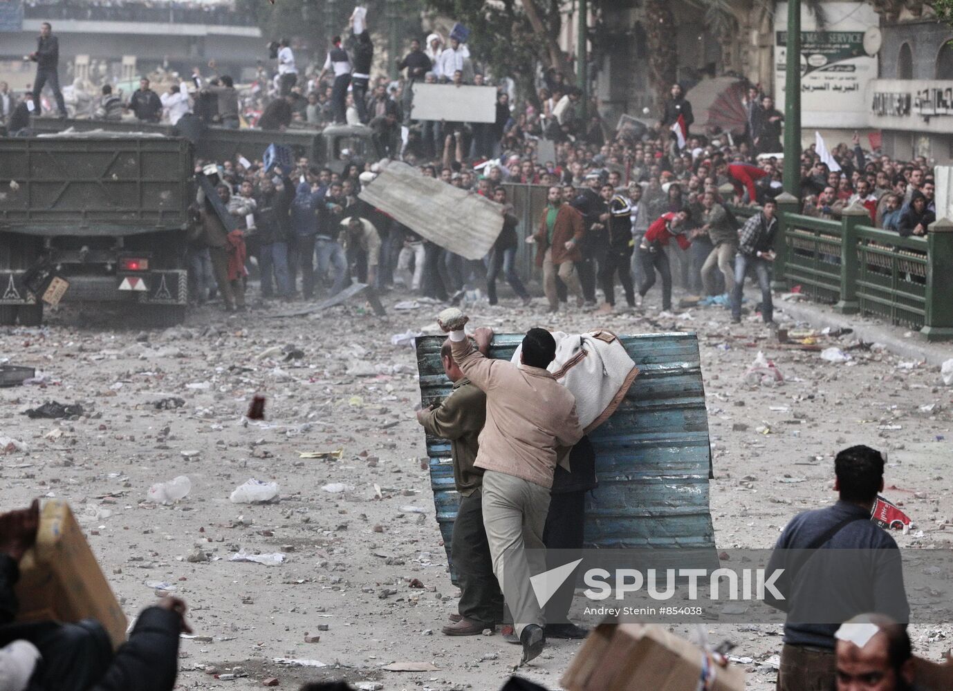Mubarak supporters, opponents clash in Cairo