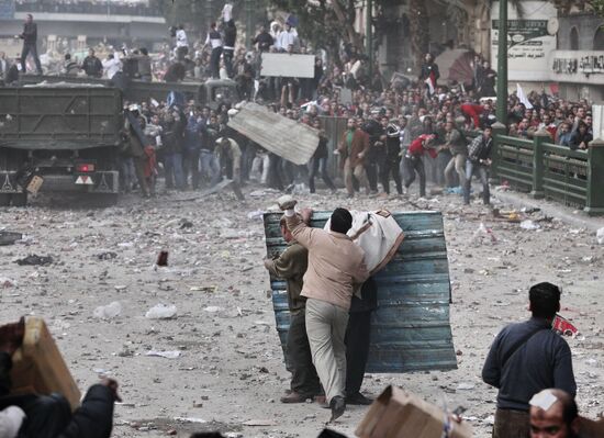 Mubarak supporters, opponents clash in Cairo
