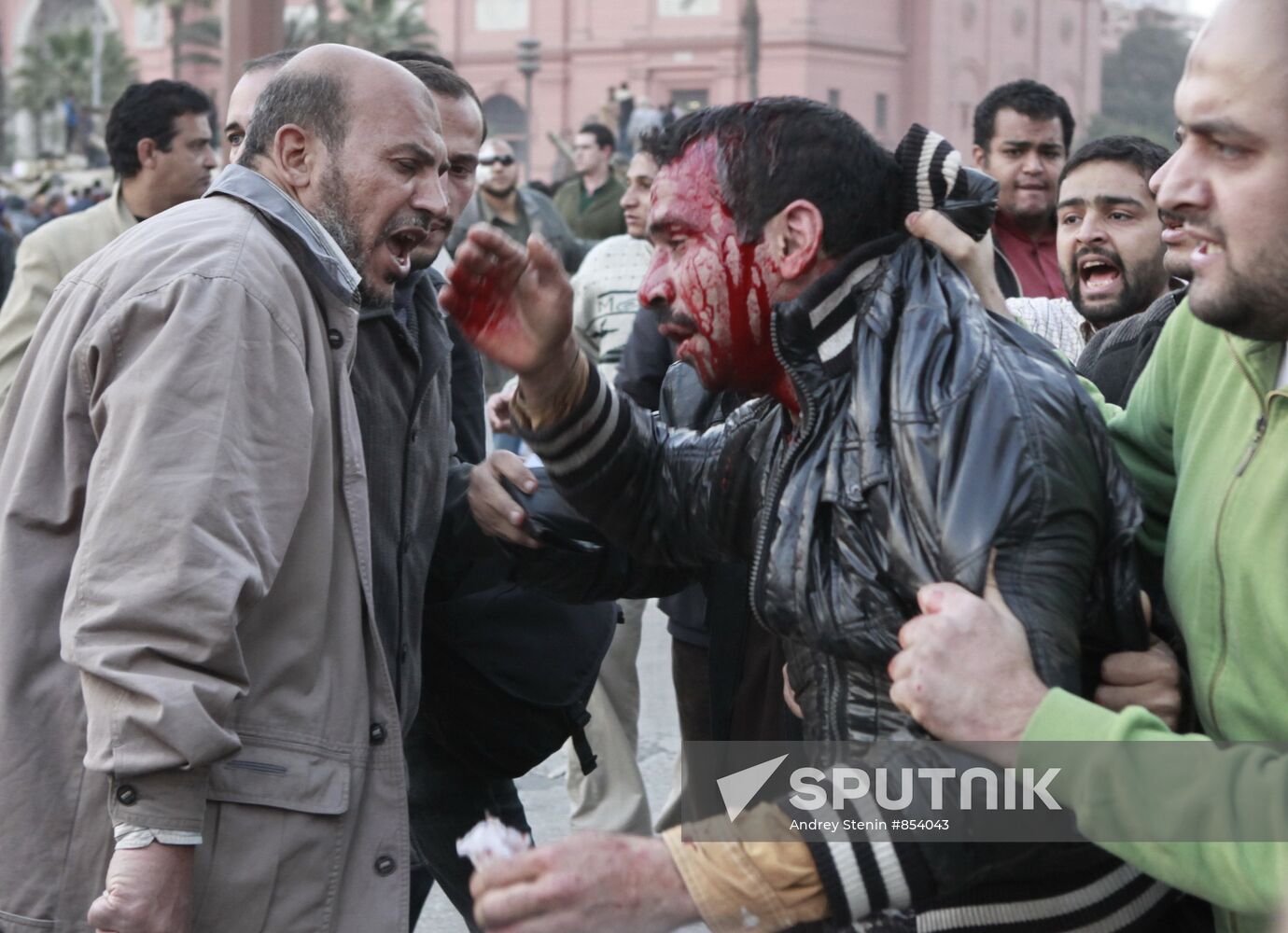 Mubarak supporters, opponents clash in Cairo
