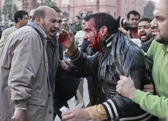 Mubarak supporters, opponents clash in Cairo