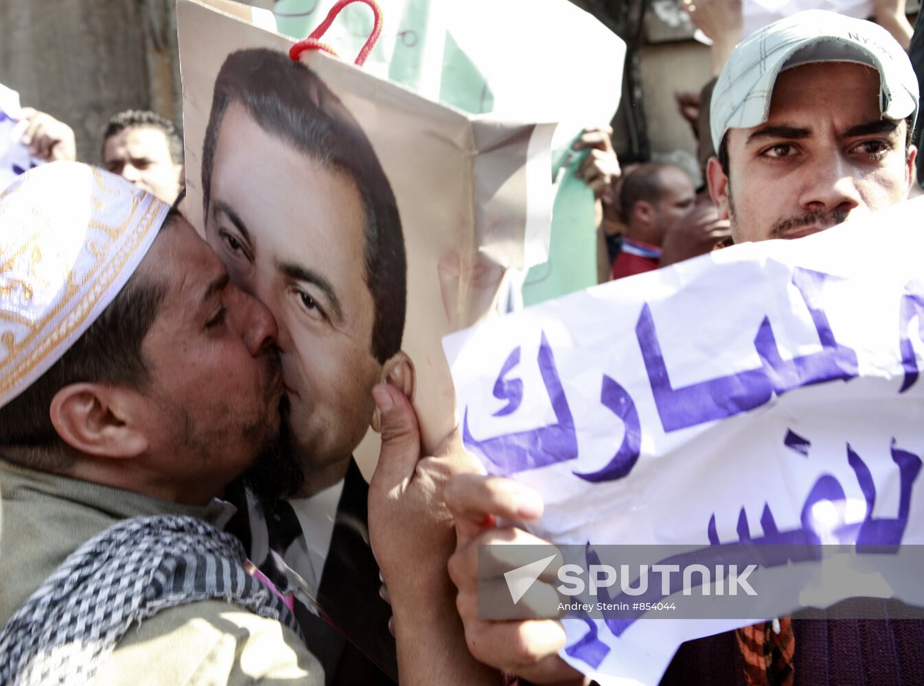 Mubarak supporters, opponents clash in Cairo