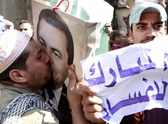 Mubarak supporters, opponents clash in Cairo