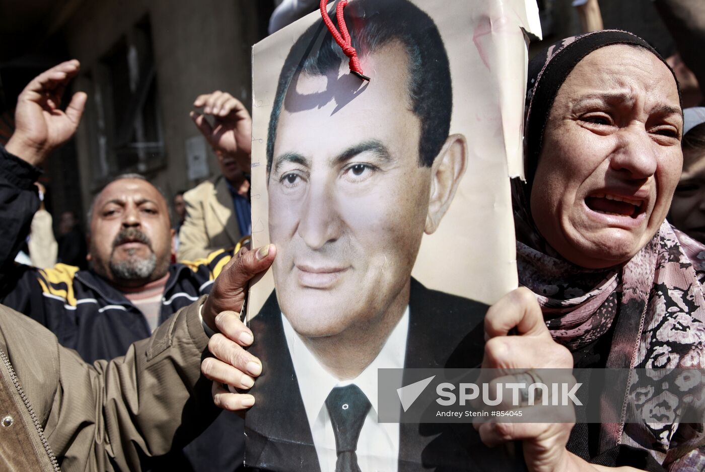 Mubarak supporters, opponents clash in Cairo
