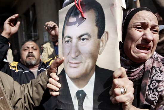 Mubarak supporters, opponents clash in Cairo