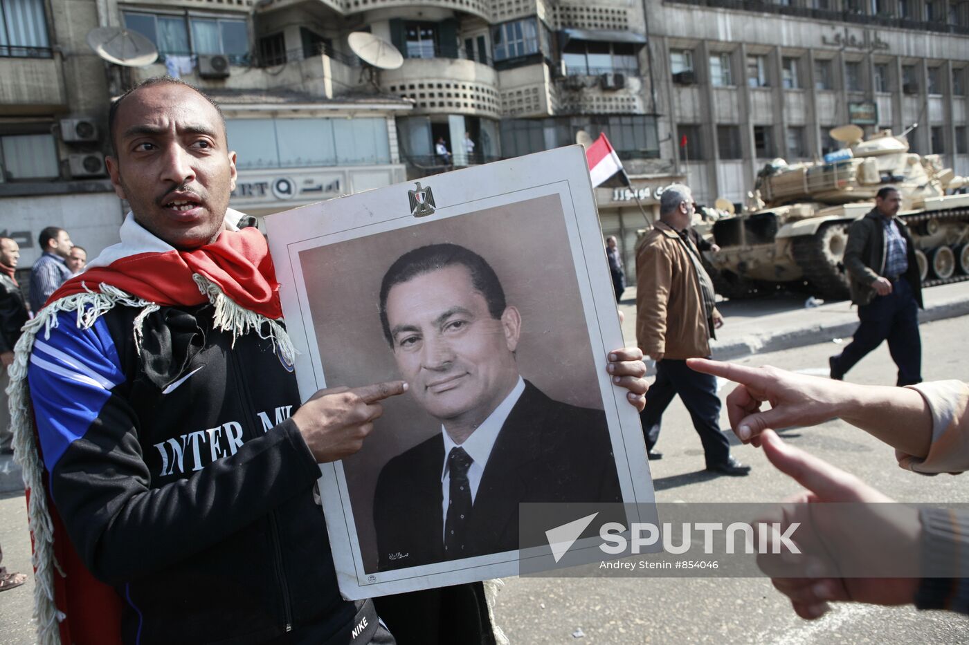 Mubarak supporters, opponents clash in Cairo