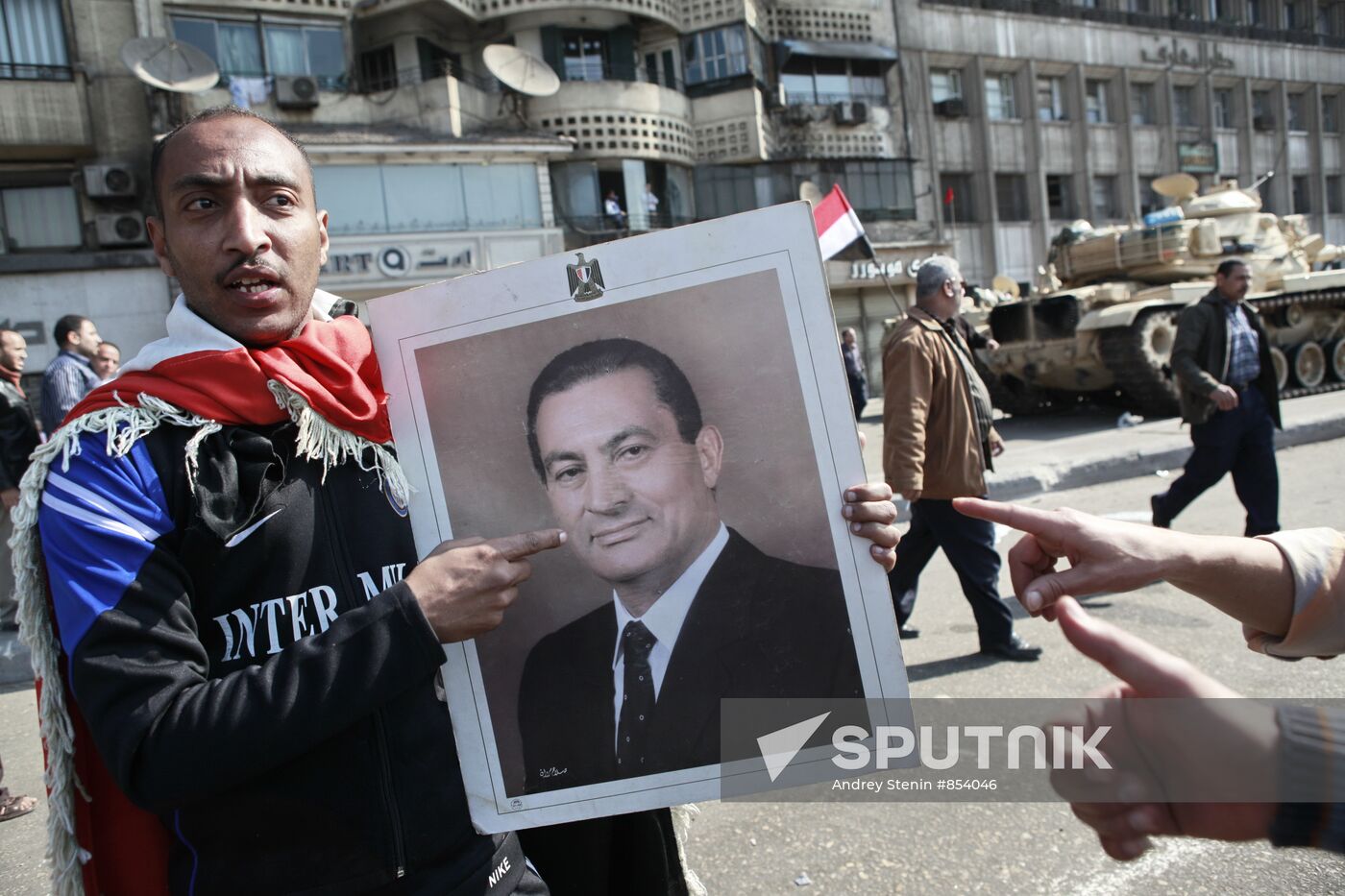 Mubarak supporters, opponents clash in Cairo
