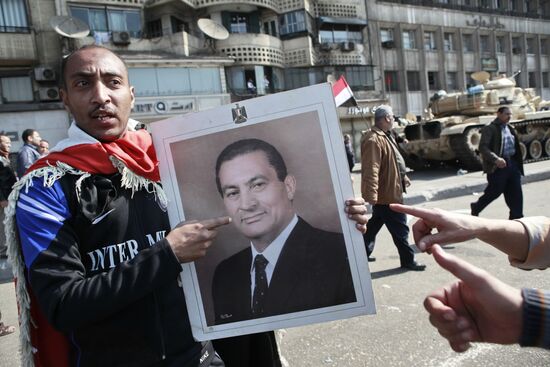Mubarak supporters, opponents clash in Cairo