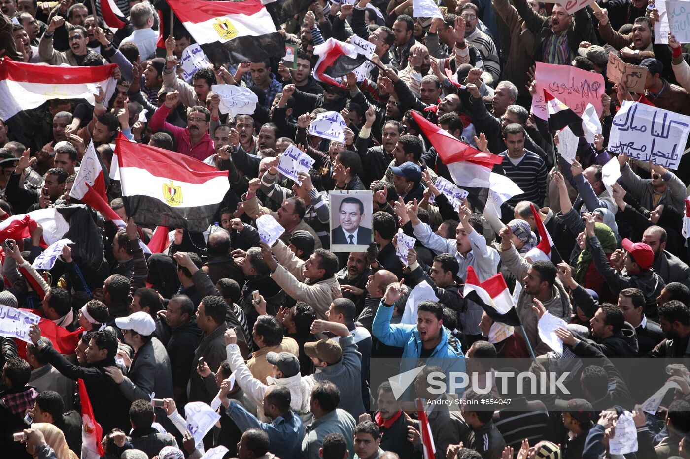Mubarak supporters, opponents clash in Cairo