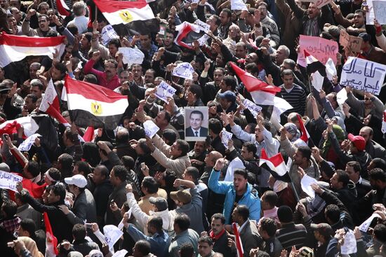 Mubarak supporters, opponents clash in Cairo
