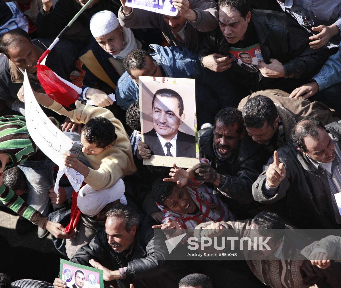 Mubarak supporters, opponents clash in Cairo