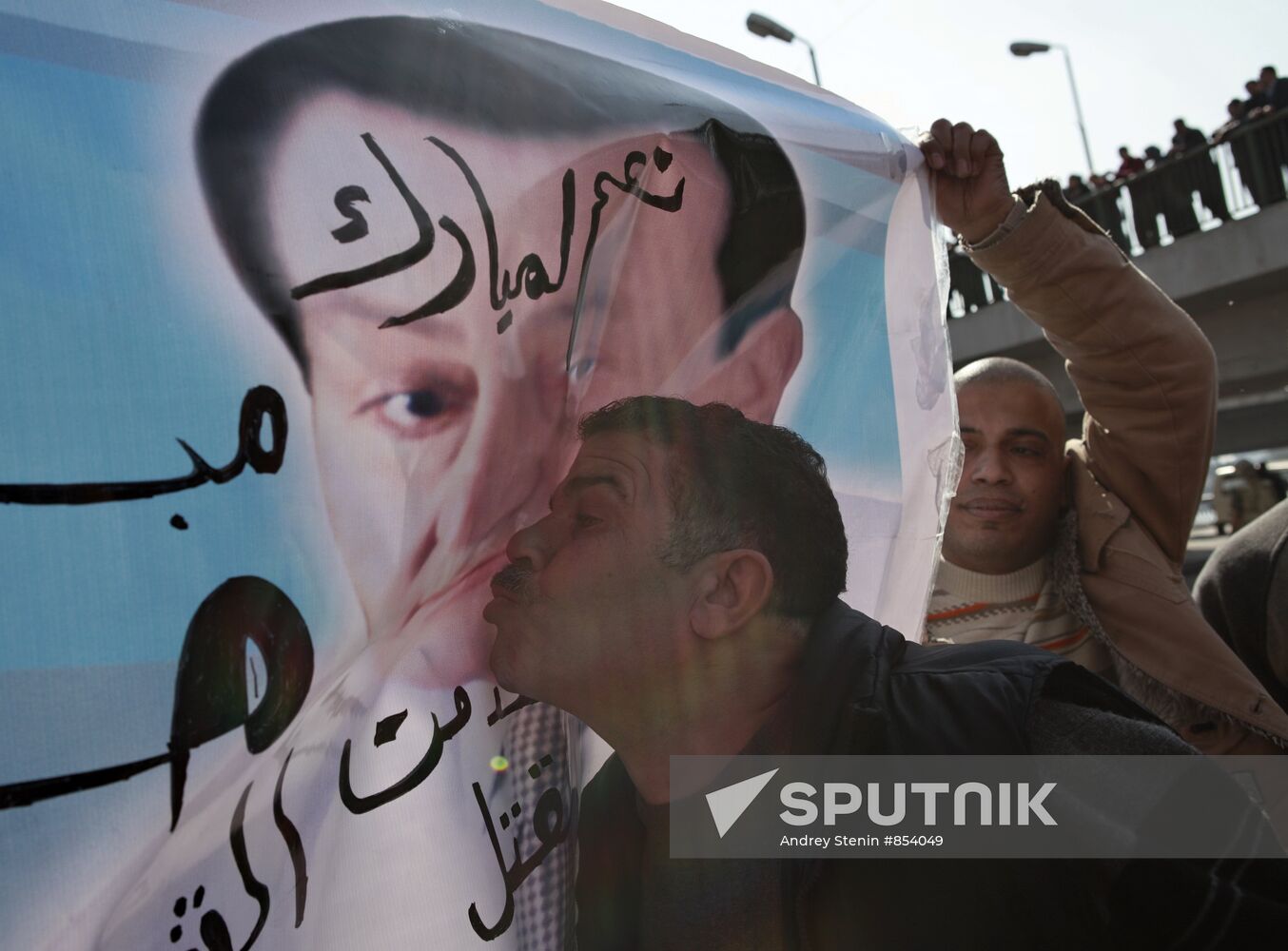 Mubarak supporters, opponents clash in Cairo