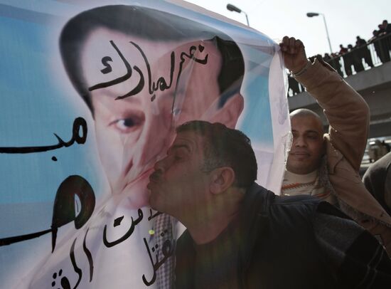 Mubarak supporters, opponents clash in Cairo
