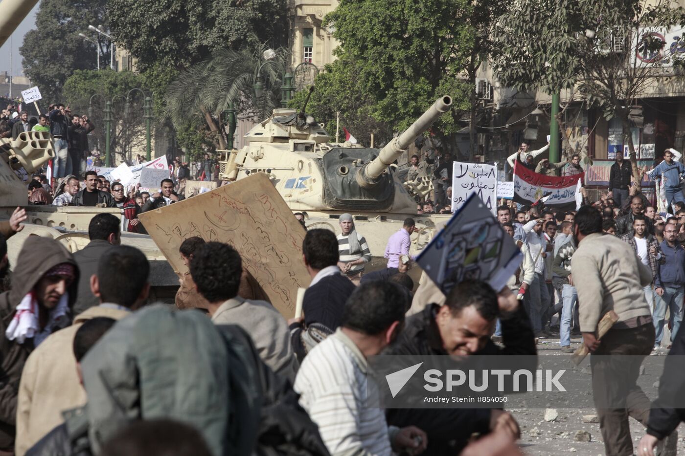 Mubarak supporters, opponents clash in Cairo