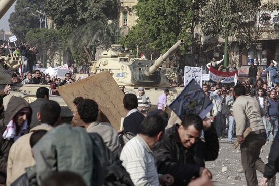 Mubarak supporters, opponents clash in Cairo