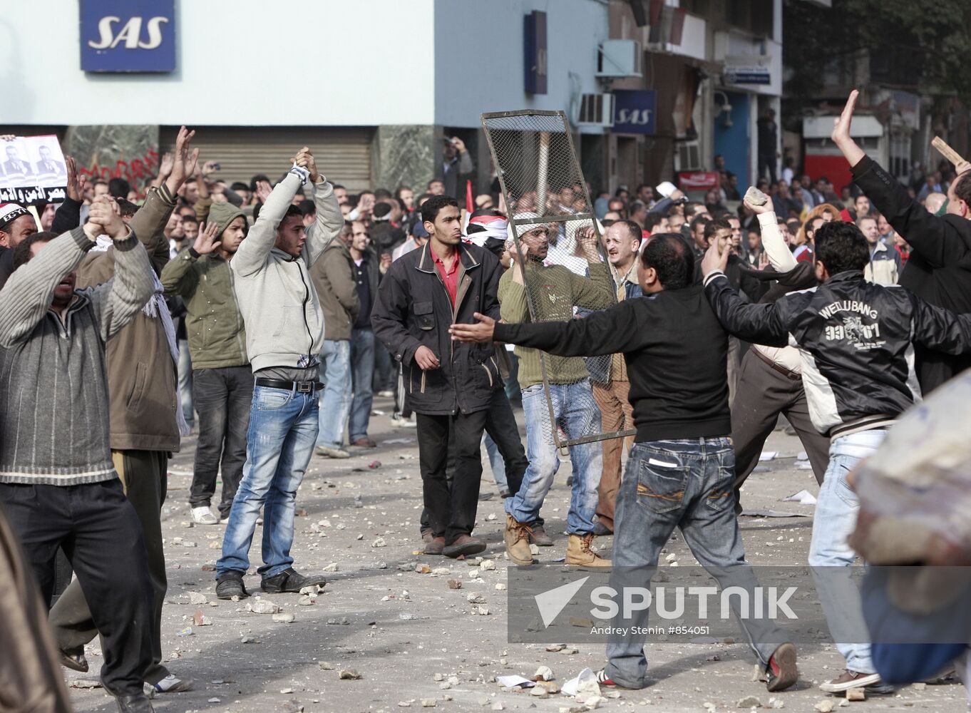 Mubarak supporters, opponents clash in Cairo