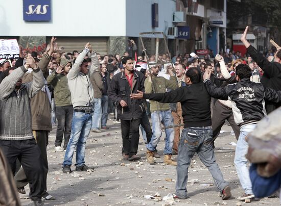 Mubarak supporters, opponents clash in Cairo
