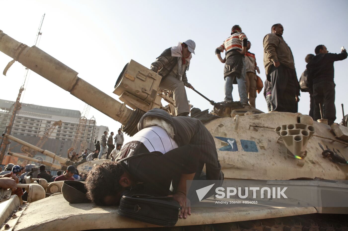 Mubarak supporters, opponents clash in Cairo