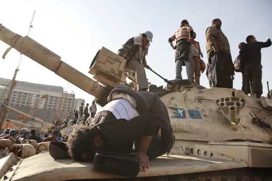 Mubarak supporters, opponents clash in Cairo