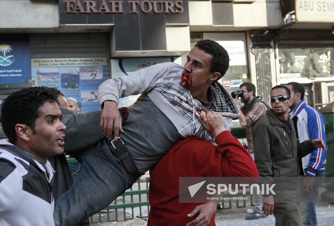 Mubarak supporters, opponents clash in Cairo