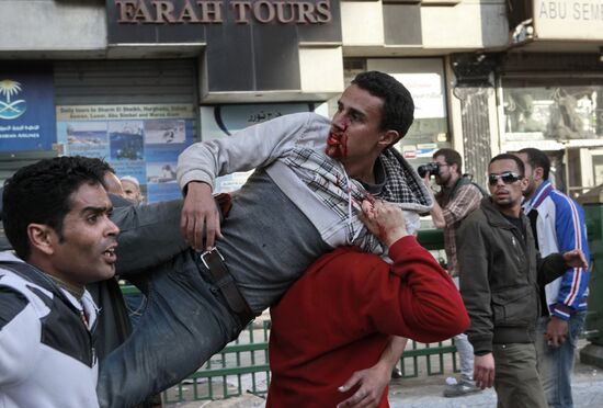 Mubarak supporters, opponents clash in Cairo