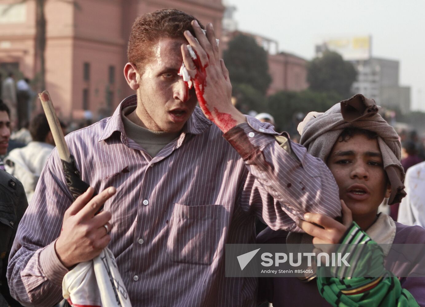 Mubarak supporters, opponents clash in Cairo