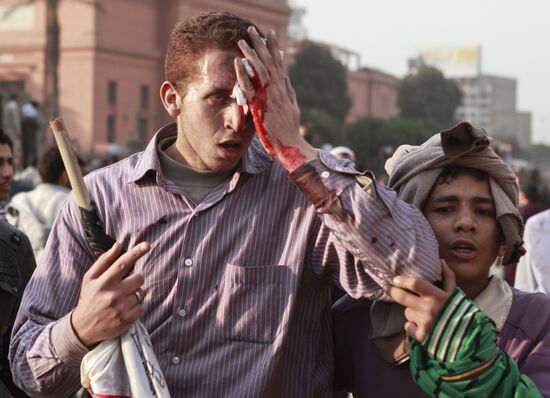 Mubarak supporters, opponents clash in Cairo