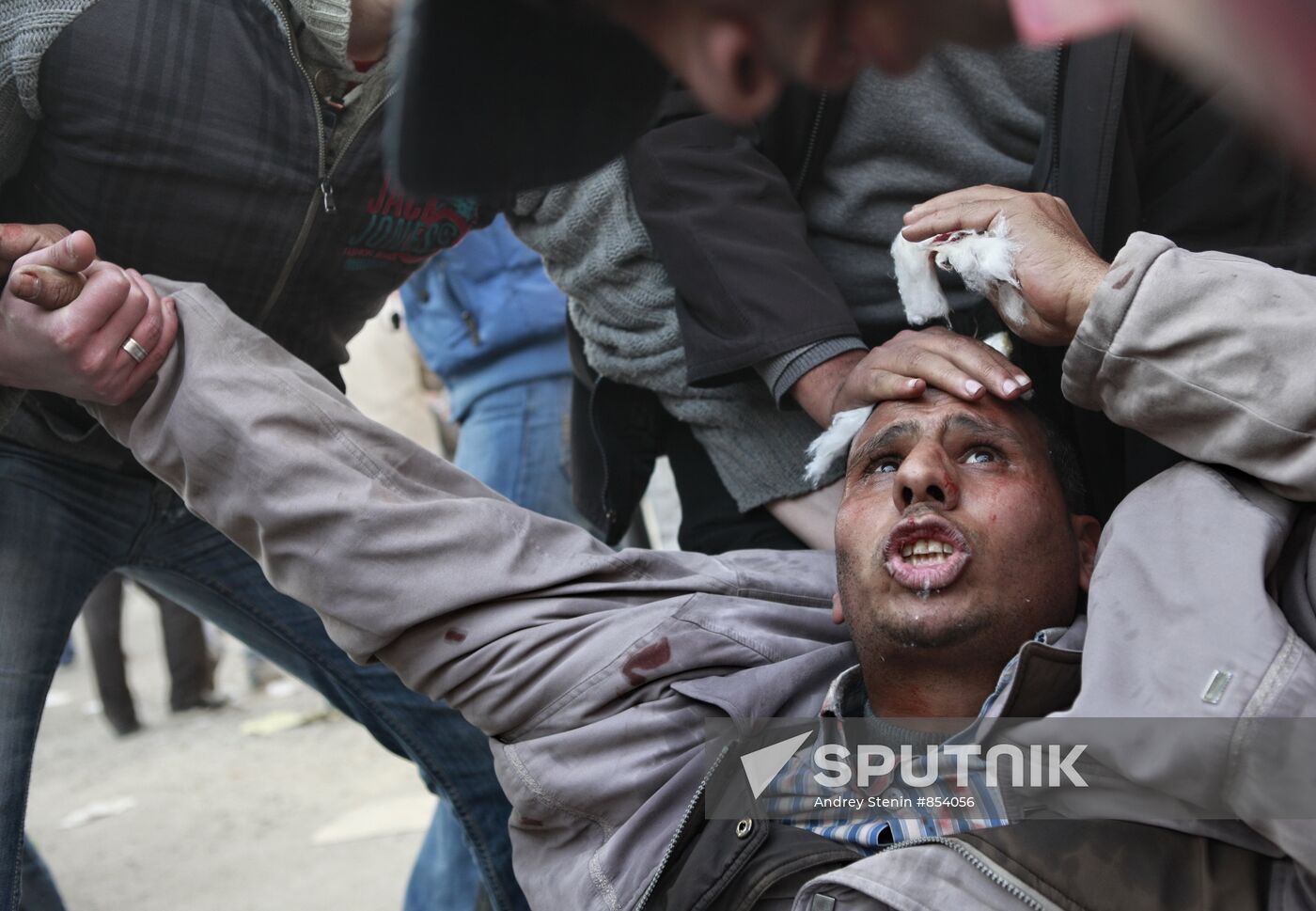 Mubarak supporters, opponents clash in Cairo