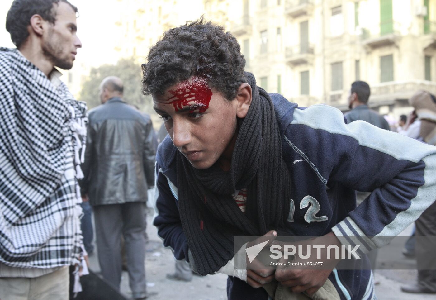 Mubarak supporters, opponents clash in Cairo