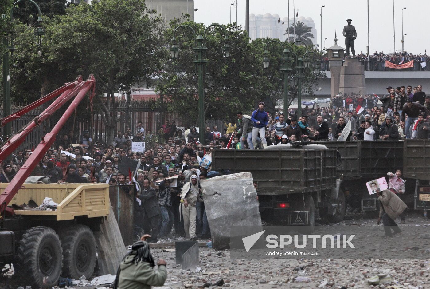 Mubarak supporters, opponents clash in Cairo
