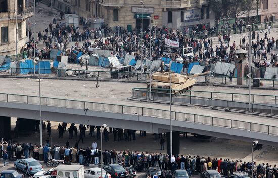 Hosni Mubarak's supporters clash with protesters in Cairo