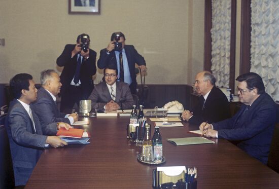 Mikhail Gorbachev and Kaysone Phomvihane