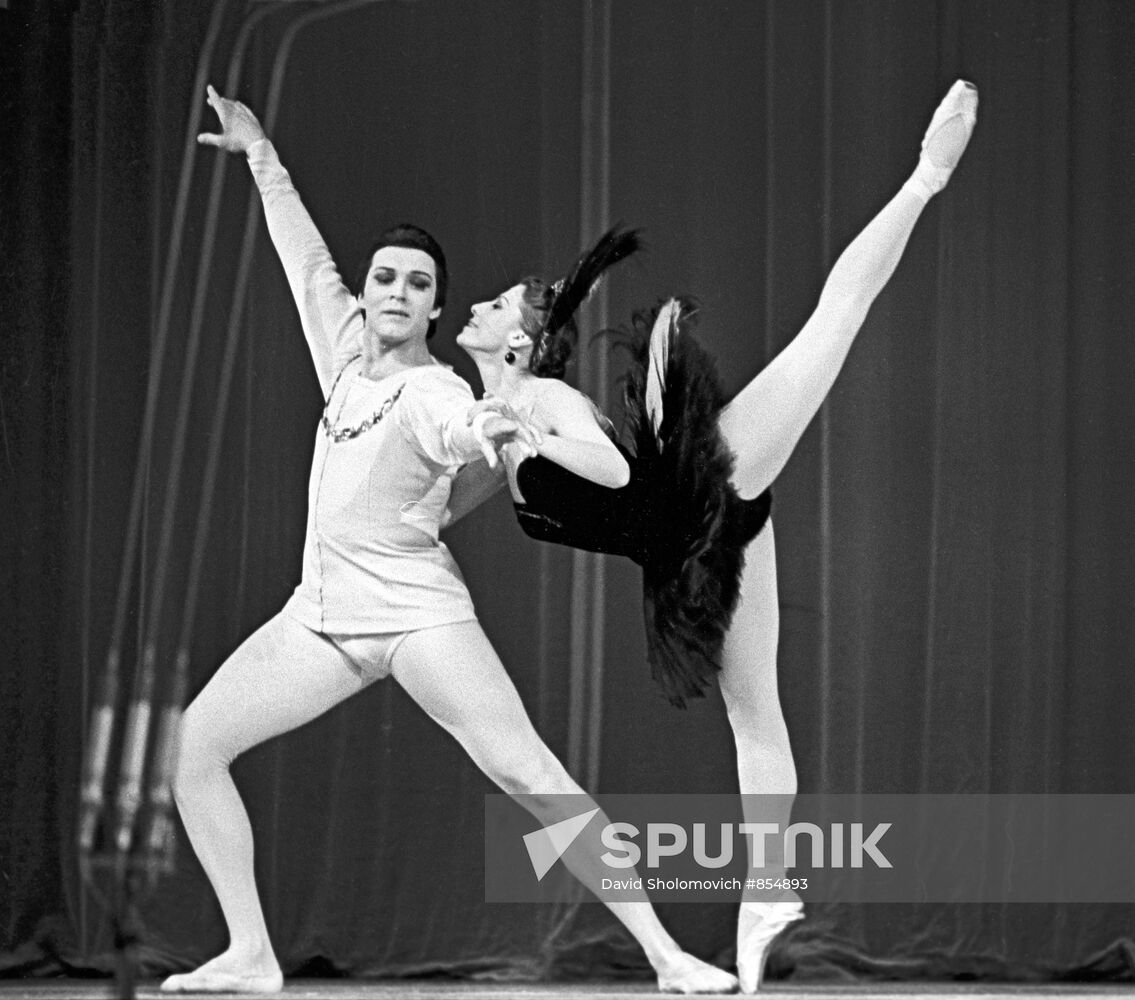 Maya Plisetskaya and Nikolai Fadeyechev in ballet Swan Lake