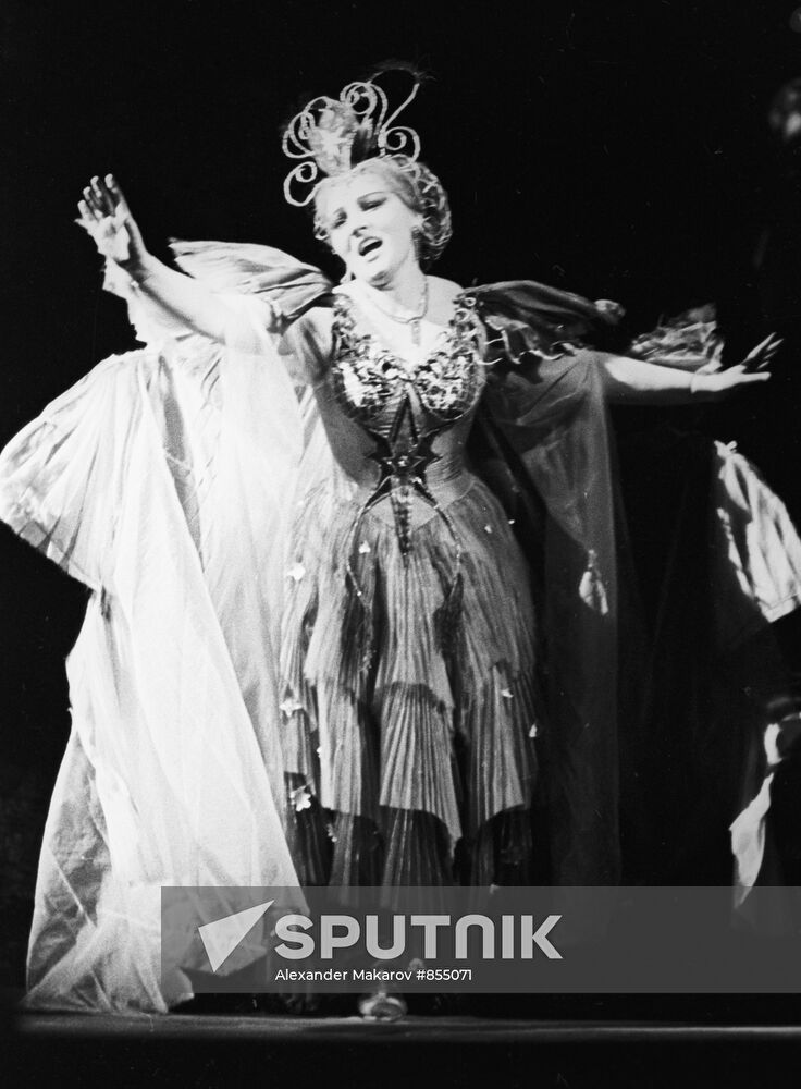 Galina Oleinichenko as Titania