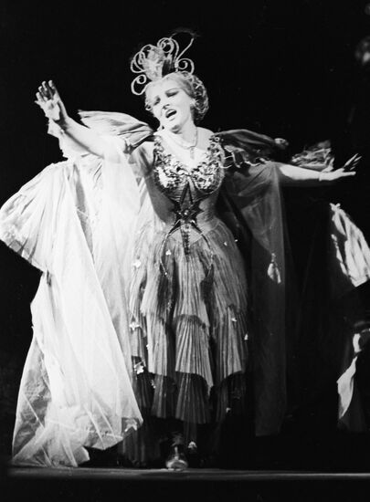 Galina Oleinichenko as Titania