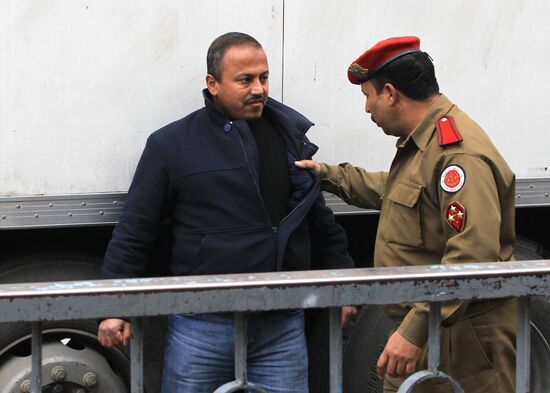 Syrian serviceman and a detained in central Damascus